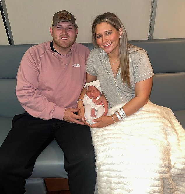 'لقد قمنا بتضمين ابنتنا بنسبة 100%. نريد أن ندرجها في كل ما نقوم به. قال ماكبي عن الخطوبة: “إنها عالمنا كله وحياتنا كلها”.