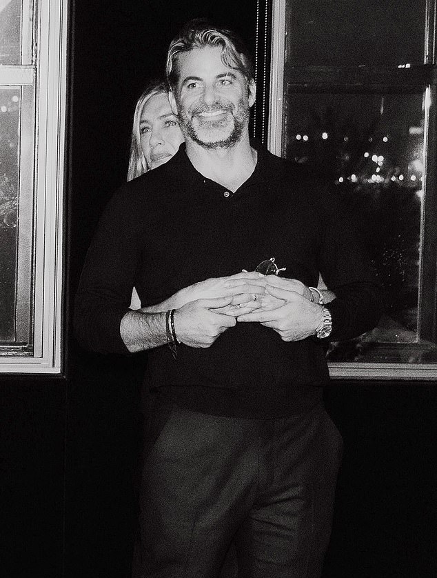 أقامت جينيفر أنيستون، 56 عامًا، علاقتها الرسمية مع صديقها جيم كيرتس على إنستغرام الأسبوع الماضي حيث تمنت له عيد ميلاد سعيد.