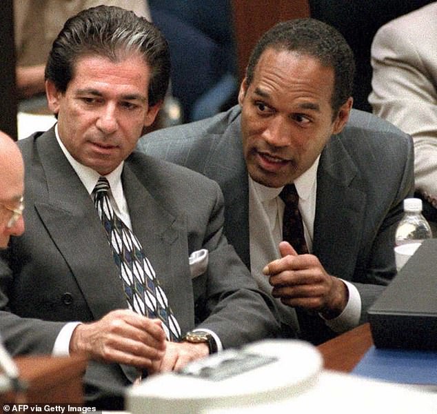 كان والد كيم الراحل روبرت كارداشيان محاميًا وكان على وجه الخصوص محامي الدفاع عن OJ Simpson وسط محاكمة القتل عام 1995؛ الزوج الذي شوهد أعلاه في عام 1995 في لوس أنجلوس