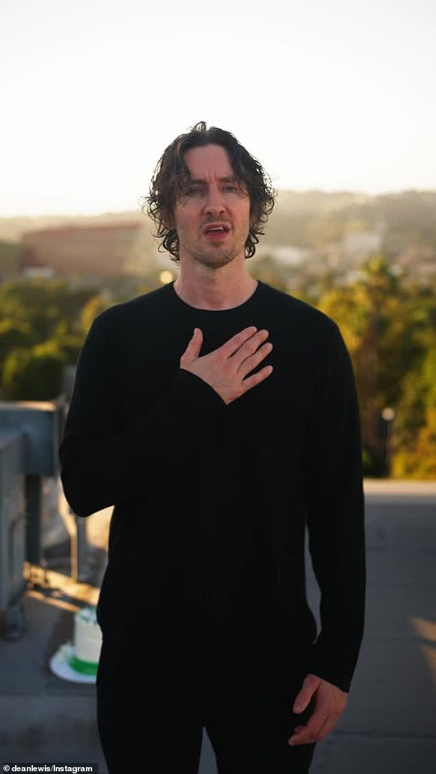 الفنان، الذي تعرض لرد فعل عنيف من المعجبين بعد أن زعمت العديد من النساء أنه جعلهن غير مرتاحات لتقدماته، لم يعلق بعد على قراره بالابتعاد عن عروض الجوائز.