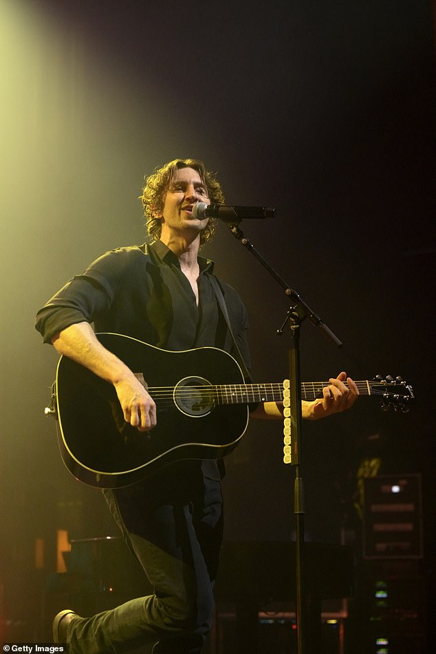 أبلغت إدارة المغني ARIA بأنه 