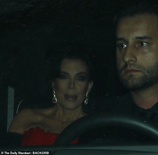 كما شوهدت كريس نفسها وهي تصل إلى قصر بيزوس، بعد أن بذلت قصارى جهدها لإطلالة فاخرة من المؤكد أنها ستجذب الانتباه في حفلتها.