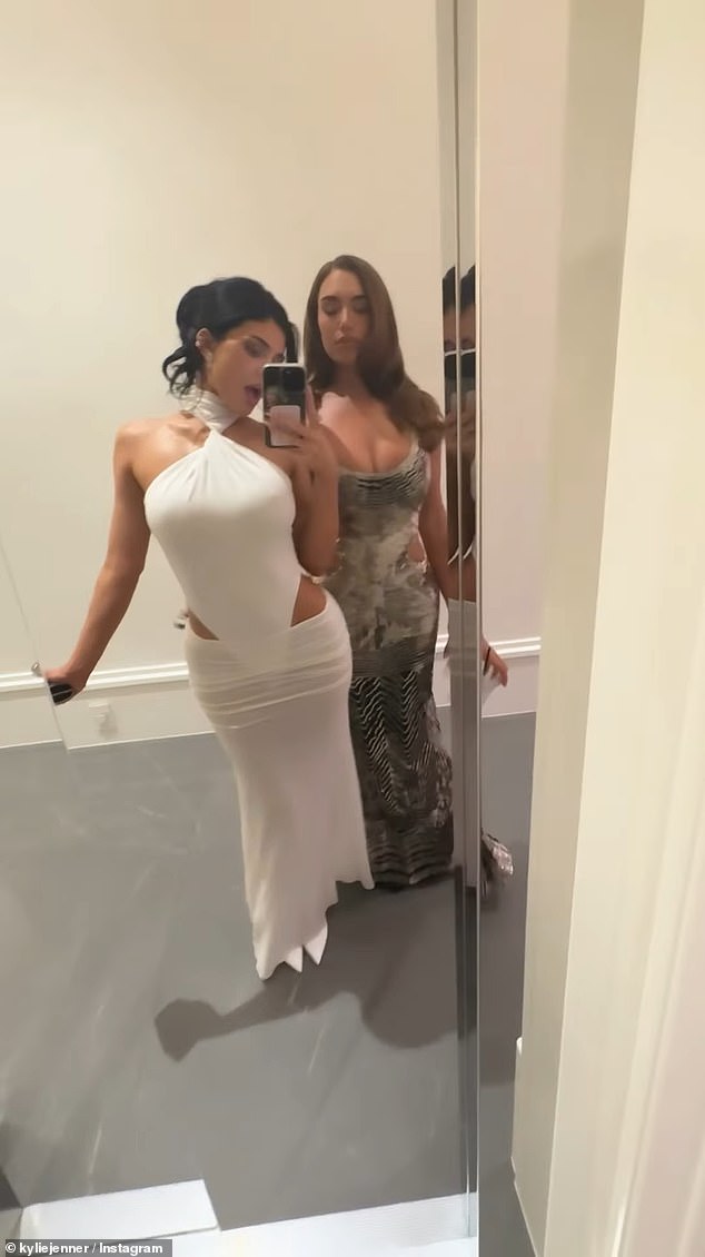 وبعد أن استعرضت الفتيات ملابسهن الساحرة، شاركت كايلي أيضًا صورًا لمقطع لها ولصديقتها المقربة ستاسي كارانيكولاو وهما تستعرضان أثوابهما الطويلة