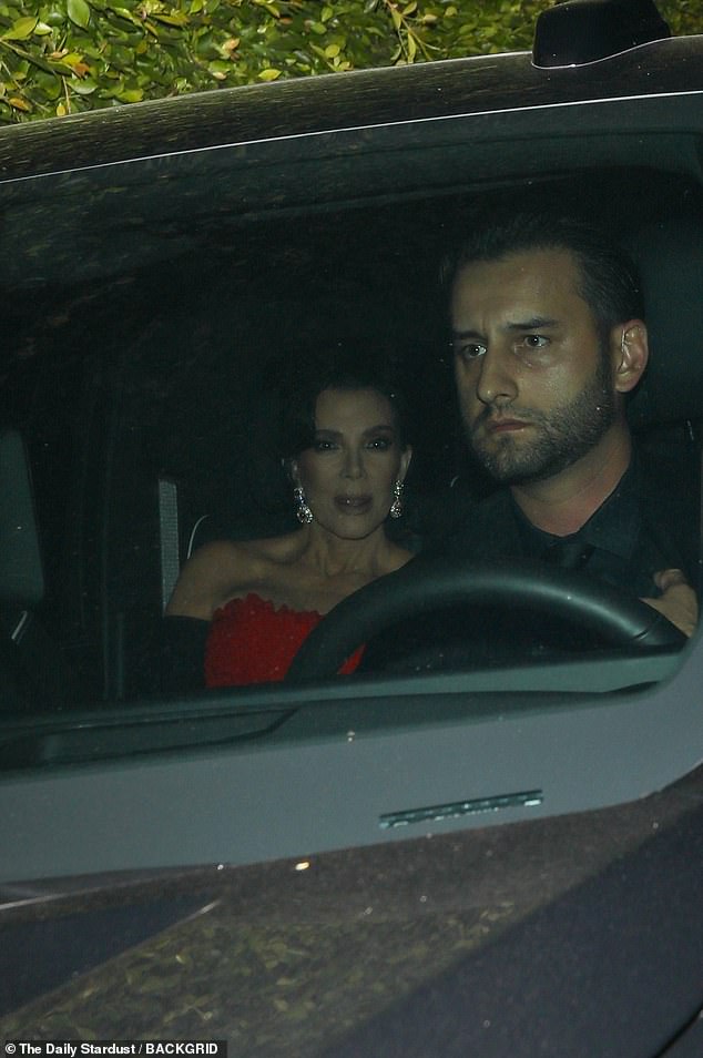 وفي وقت لاحق، شوهدت سيدة الساعة وهي تستقل سائقها إلى قصر جيف بيزوس في بيفرلي هيلز.