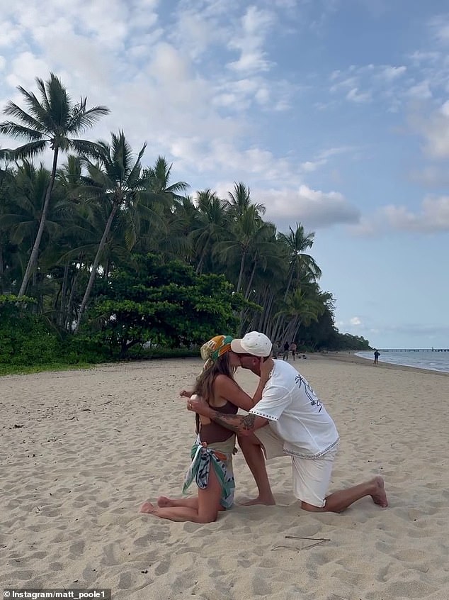 شارك مات الأخبار السعيدة على إنستغرام، حيث نشر سلسلة من الصور تظهر اللحظة التي طرح فيها السؤال أثناء نزهة عند غروب الشمس على طول الشاطئ