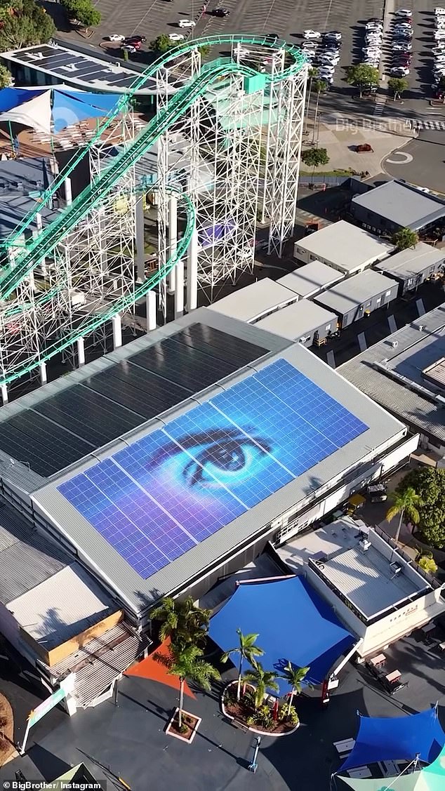 ضرب البرق الشديد والرعد والأمطار الغزيرة مجموعة Dreamworld تمامًا كما تم تقديم المتسابقين القلائل الأوائل، مما ترك المنتجين يتدافعون لإنقاذ الليل