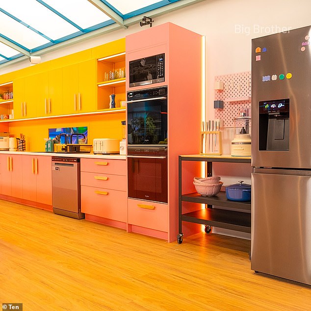 وقال المطلع: 