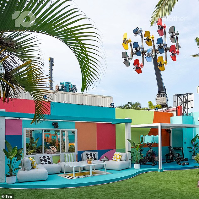 ولم يدخل سوى أربعة من زملاء السكن المجمع الشهير عندما توقف التصوير فجأة، واضطر جمهور الاستوديو إلى الإخلاء مع تدهور الظروف.