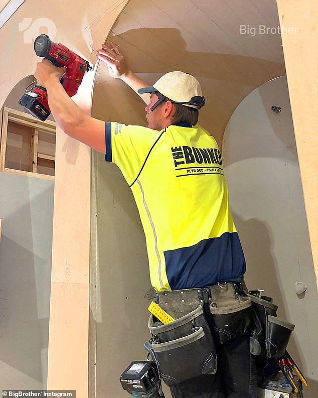 وفقًا لمصادر مطلعة على الإنتاج، فقد أثيرت المخاوف بشأن عدم وجود سقف قبل أسابيع، لكن قيود التكلفة تعني أن شركة Endemol Shine - التي تنتج العرض - اختارت عدم بناء واحد.