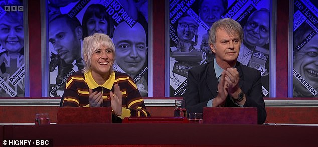 ثم تابعت الفنانة الكوميدية السيدة آدم، 31 عامًا، الجزء المليء بالألفاظ البذيئة من العرض المسجل مسبقًا