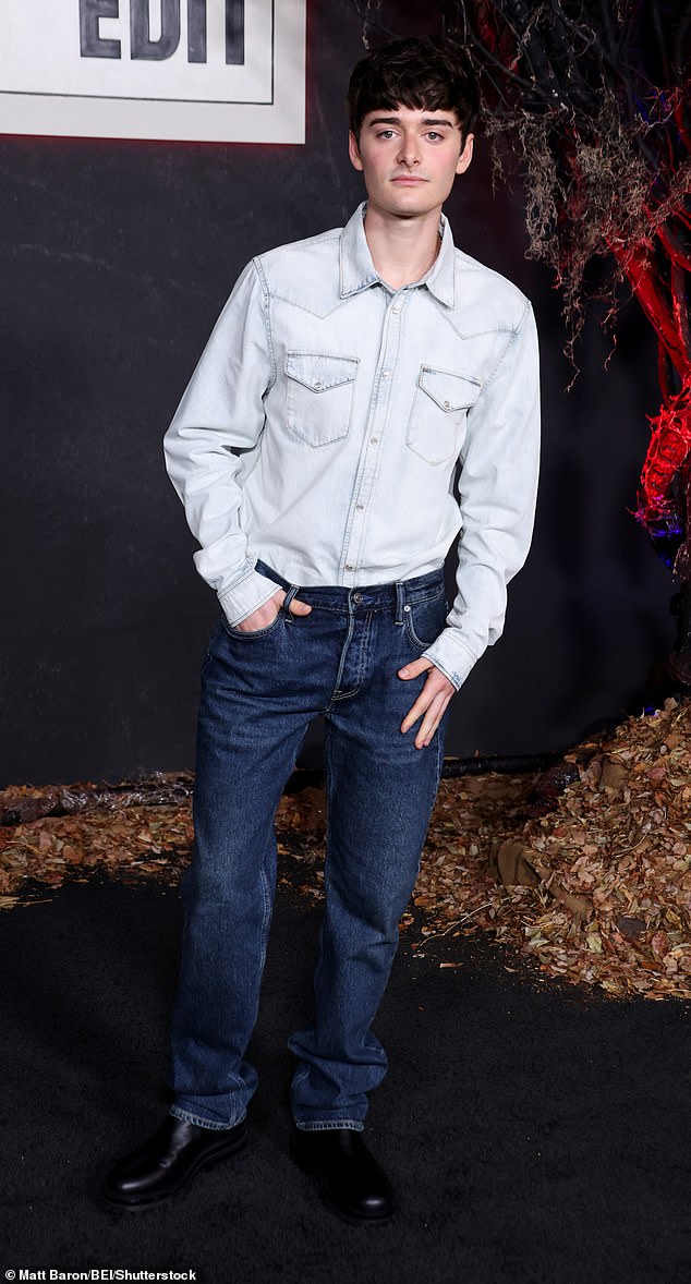 نوح، صديق ميلي المقرب، البالغ من العمر 21 عامًا، والذي يلعب دور ويل بايرز، أبقى ملابسه غير رسمية مرتديًا قميصًا من قماش الدنيم الأزرق الفاتح على الطراز الريفي وسروال جينز داكنًا.