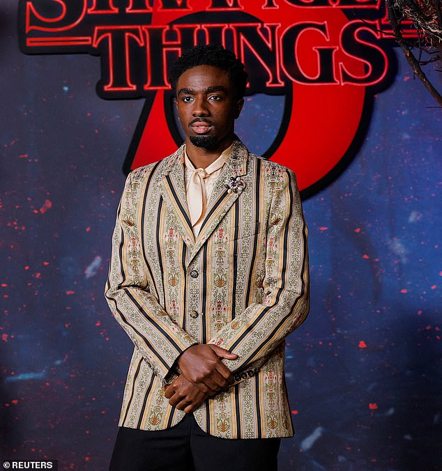 أرتدى ممثل Lukas Sinclair السترة مع قميص من الساتان الكريمي بياقة معقودة وبنطلون أسود، بالإضافة إلى حذاء باللونين الأبيض والأسود.