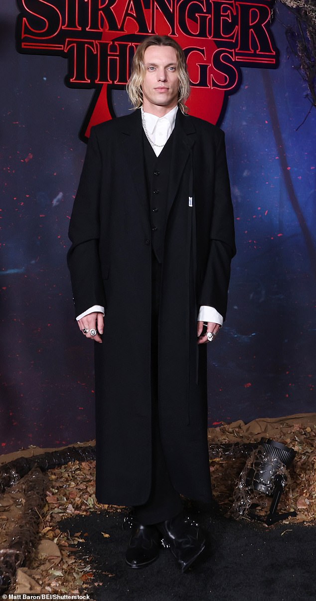 ارتدى جيمي، الذي انضم إلى المسلسل مؤخرًا، معطفًا أسود مذهلاً يصل إلى الأرض فوق بدلة من ثلاث قطع