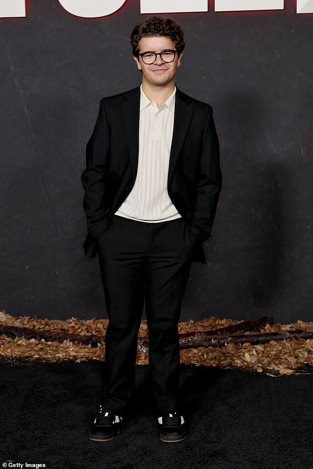 وفي الوقت نفسه، بدا جاتن، البالغ من العمر 23 عامًا، أنيقًا في قميص بولو كريمي متماسك رقيقًا تحت سترة سوداء وبنطالًا مطابقًا.