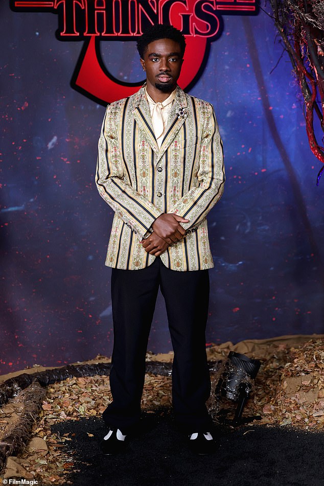 في مكان آخر، اختار كالب، 24 عامًا، سترة غريبة للغاية بطبعات الجاكار الذهبية، وتتميز بنسيج مخطط مزين بتفاصيل ملكية