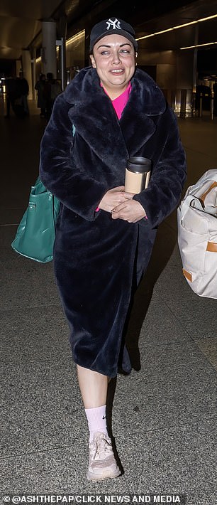 ارتدت شونا وحدة سوداء تحت قميص وردي فاتح لملابسها في المطار