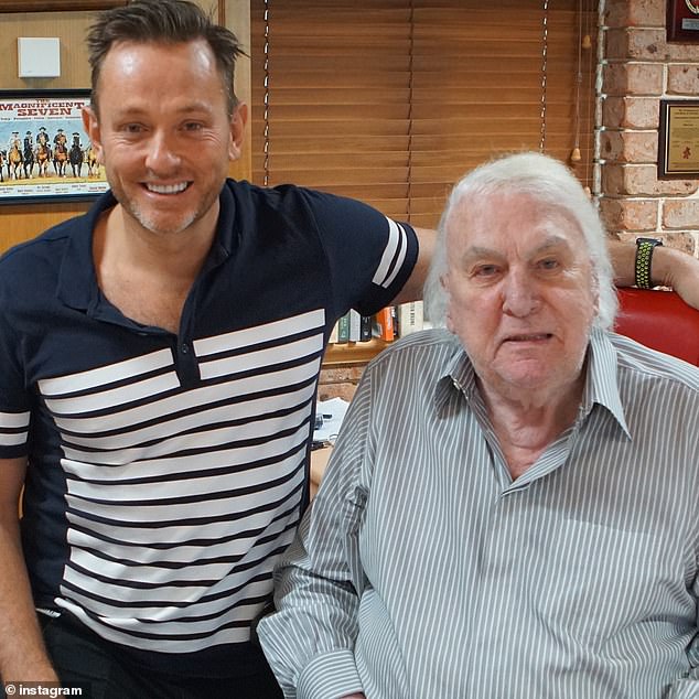 وكتب مقدم البرامج التلفزيونية مايك جولدمان (يسار) على إنستغرام: 