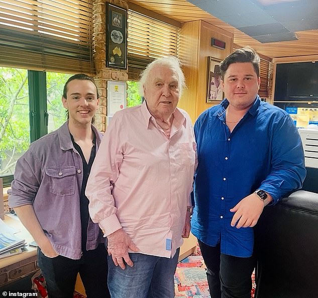 كما قدم نجم الراديو ميتش شوري (على اليمين) تحية للمذيع