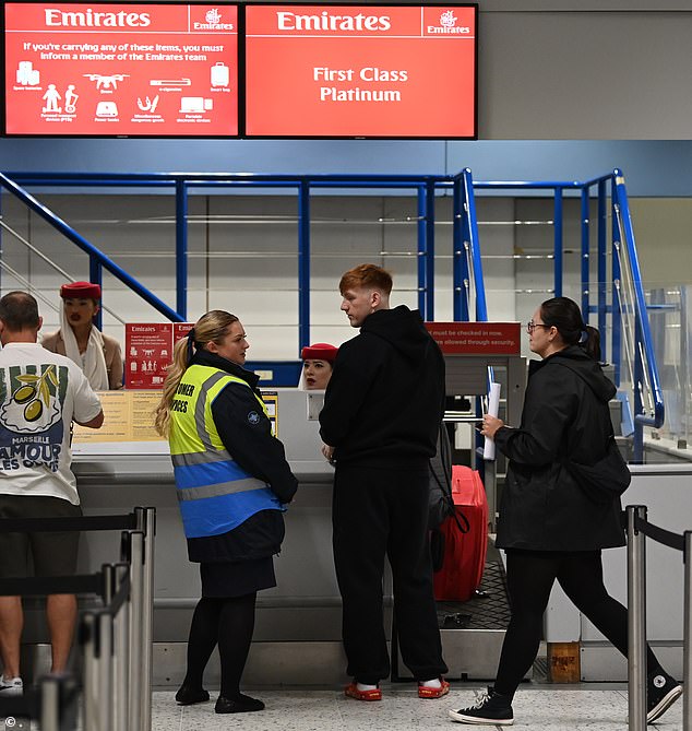 قام مستخدم البث على Twitch ومستخدم YouTube، البالغ من العمر 23 عامًا، بتسجيل الدخول في مكتب طيران الإمارات للدرجة الأولى بينما كان يستعد للصعود على متن الطائرة