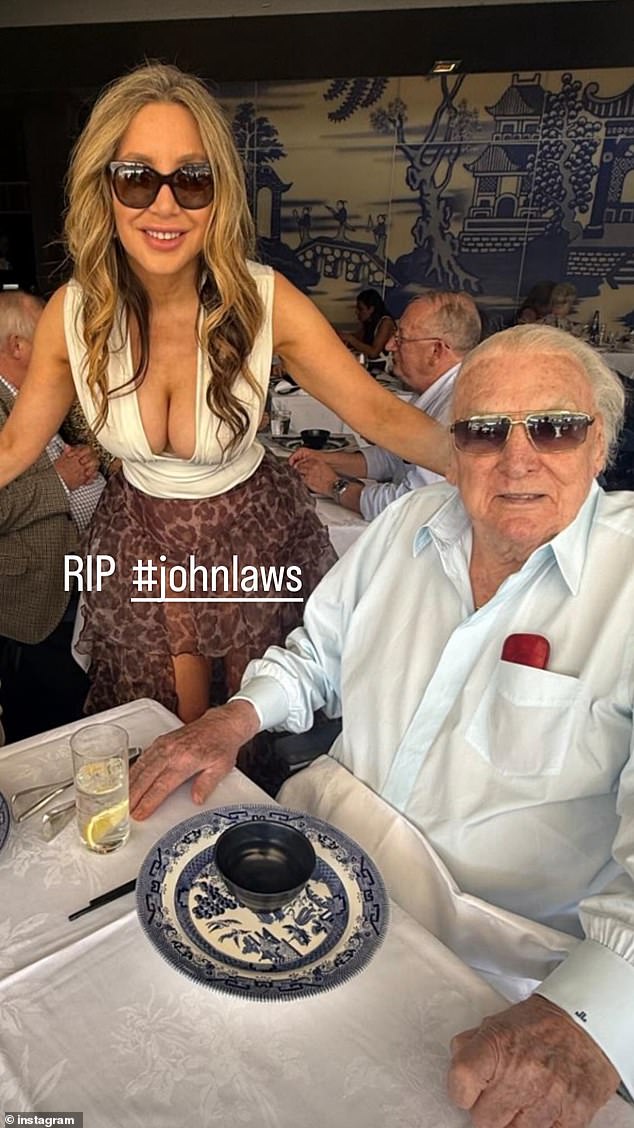 شاركت ربات البيوت الحقيقيات في سيدني ماتي سامعي (يسار) صورة مع Laws، إلى جانب عبارة 