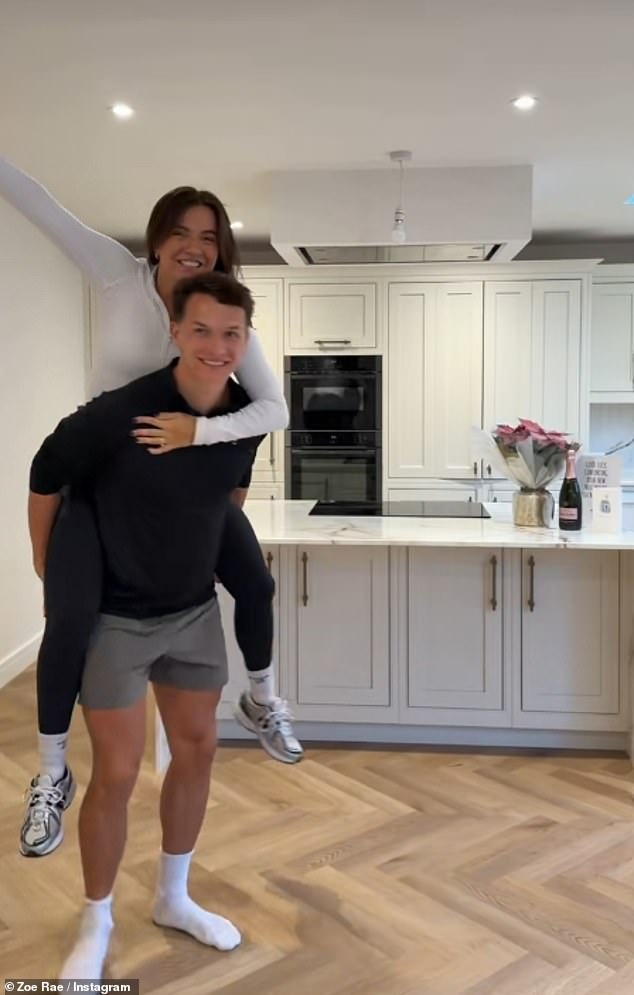 وبدا الزوجان، اللذان كانا يعيشان مع أختها مولي منذ شهر مارس، أكثر سعادة من أي وقت مضى عندما رفع داني زوي وألقت ذراعيها في الهواء بينما كانت تقف في مطبخهما الأبيض المذهل.