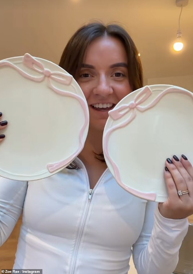 وعرضت لاحقًا أطباق العشاء الجميلة الجديدة التي اشترتها