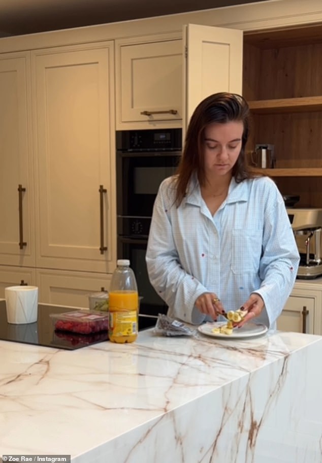 يوم الأحد، شاركت زوي مقطعًا لها وهي تقوم بإعداد وجبة الإفطار الصحية في مطبخها الجديد، المجهز بجزيرة رخامية وأرضيات من الخشب الصلب.