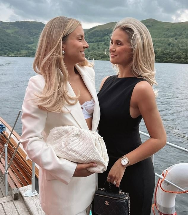 كشفت زوي قبل تسعة أشهر أنها كانت تنتقل للعيش مع مولي حيث اضطرت هي وداني إلى الخروج من شقتهما القديمة بسبب عدم وجود مساحة كافية.