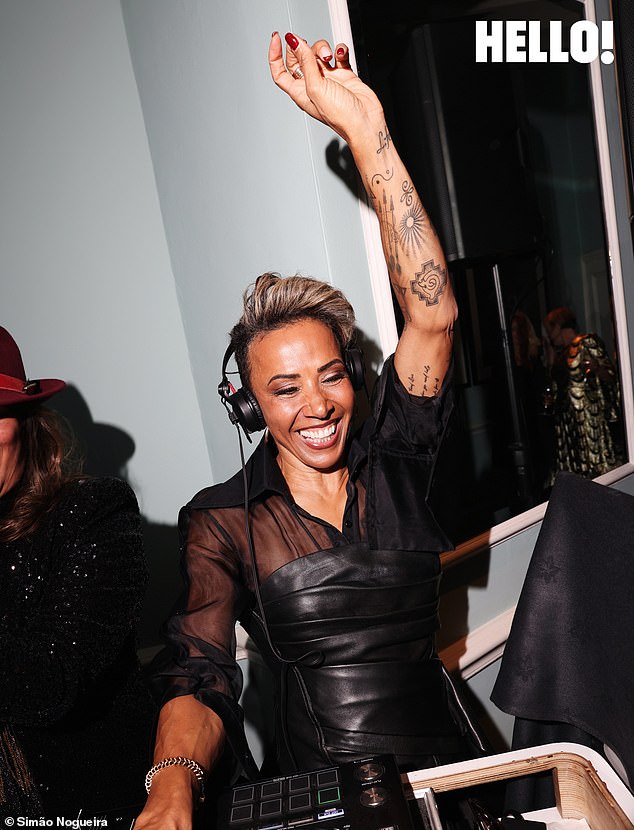 كما شاركت السيدة كيلي هولمز، البالغة من العمر 55 عامًا، حرية العيش بشكل أصيل وأضافت: 