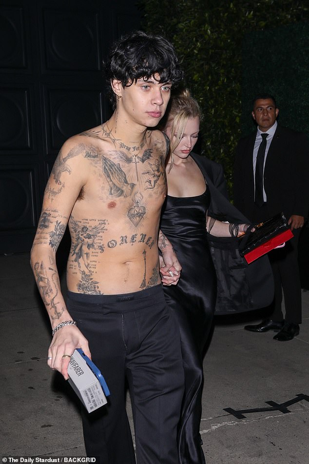 واختارت صديقته سكايلا ساندرز فستانًا أنيقًا من الساتان الأسود، وهو الزي الأكثر ملاءمة للحفلة