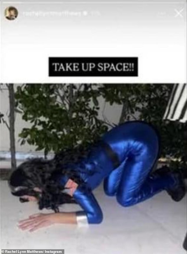 وسخرت الممثلة علنًا من المغنية من خلال إعادة إنشاء صورة كاتي وهي تقبل الأرض وكتبت: 