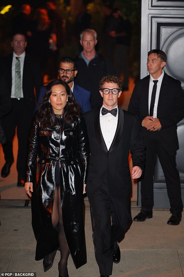 كما سجل مارك زوكربيرج وزوجته بريسيلا تشان الدعوات