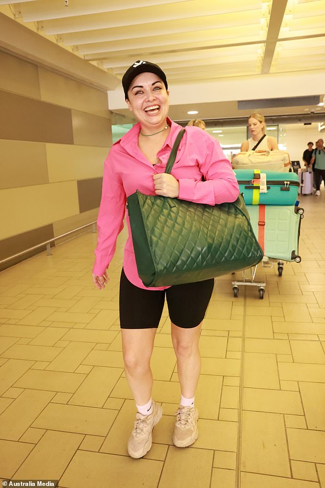 ارتدت الممثلة البالغة من العمر 34 عامًا، والتي لعبت دور ويتني دين في الفترة من 2008 إلى 2024 في مسلسل بي بي سي، قميصًا ورديًا ساطعًا وسروالًا أسود لركوب الدراجات وقبعة بيسبول.