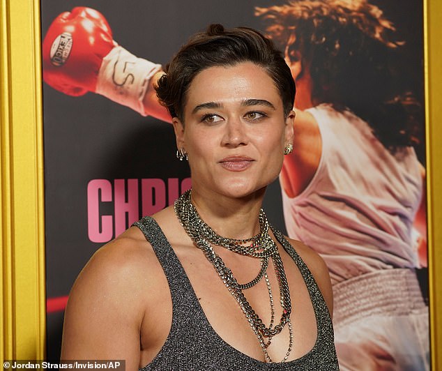 ونسب سويني الفضل أيضًا إلى النجمة كاتي أوبريان، 36 عامًا، التي تلعب دور زميلتها الملاكمة ليزا هولوين، لقوتها ومرونتها. الصورة في لوس أنجلوس الشهر الماضي