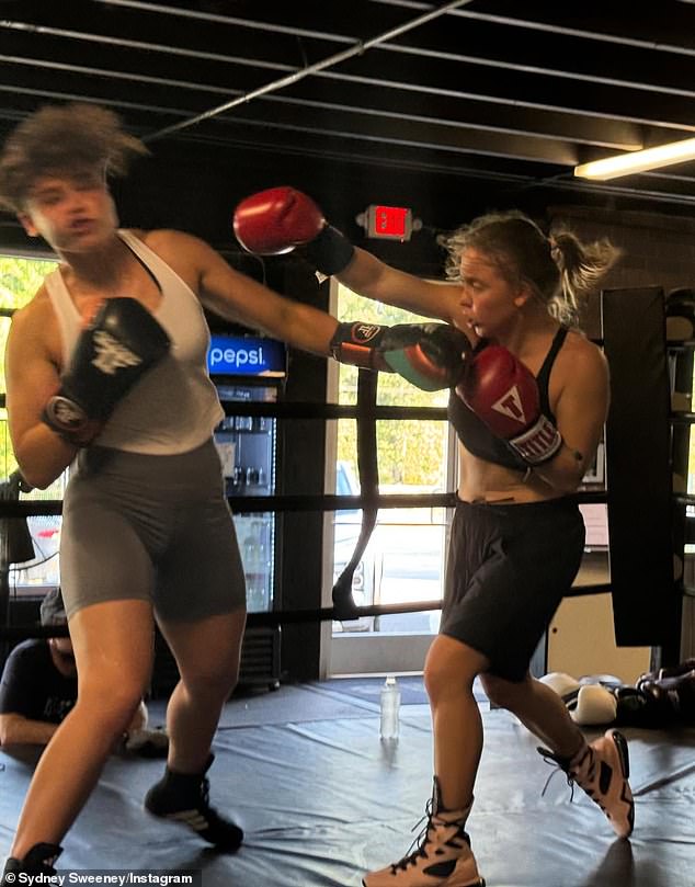 تم تصوير سويني أمام النجمة المشاركة كاتي أوبريان، التي تصور ليزا هولوين في الفيلم.