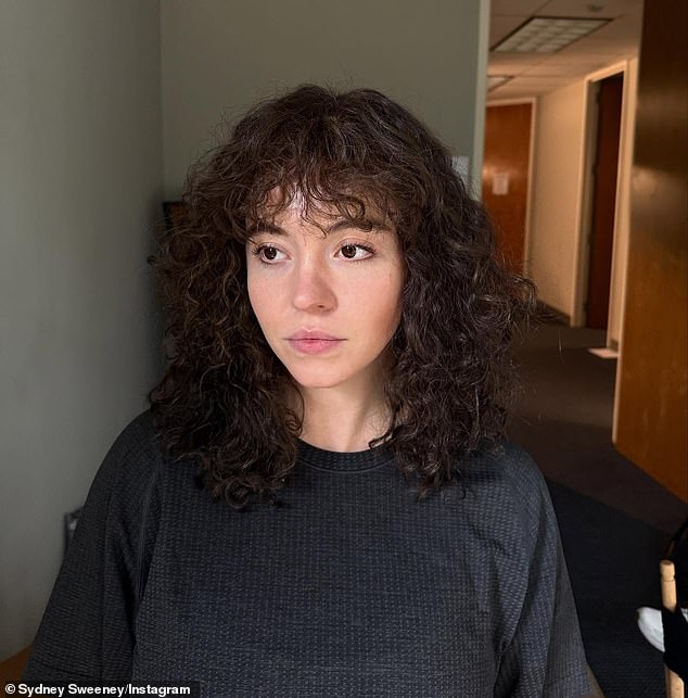 انتقلت سويني يوم السبت إلى Instagram مع مجموعة من الصور لمتابعيها البالغ عددهم 25.4 مليونًا لتوثيق إنتاج الصورة المتحركة