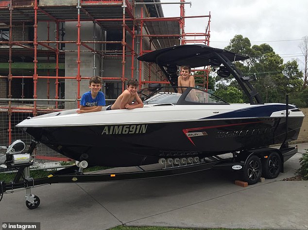 أخبرت صديقة Kinghorn المنشور أن ادعاءات Bear حول حياته العاطفية في العرض قد تركتها هي وأصدقائها في حالة ذهول. لم يقتصر الأمر على أن الزوجين كانا مخطوبين ويعيشان معًا فحسب، بل قام كينغهورن أيضًا بدور 