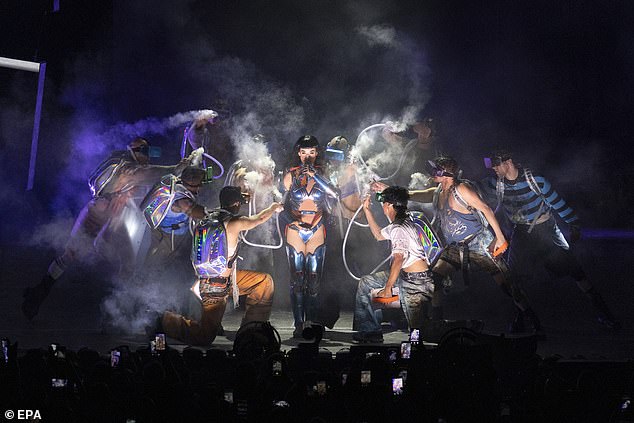 يقال إن كاتي باعت بالفعل 1.1 مليون تذكرة وحققت مبيعات تزيد عن 80 مليون دولار، وفقًا للأرقام الصادرة عن إدارتها