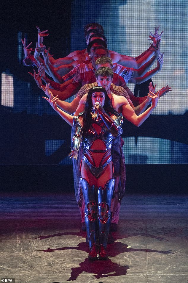 أكدت فرقة Firework، التي ألمحت إلى انهيار علاقتها مع أورلاندو في أغنيتها الأخيرة، أن كل الأنظار كانت عليها في الزي الجريء.