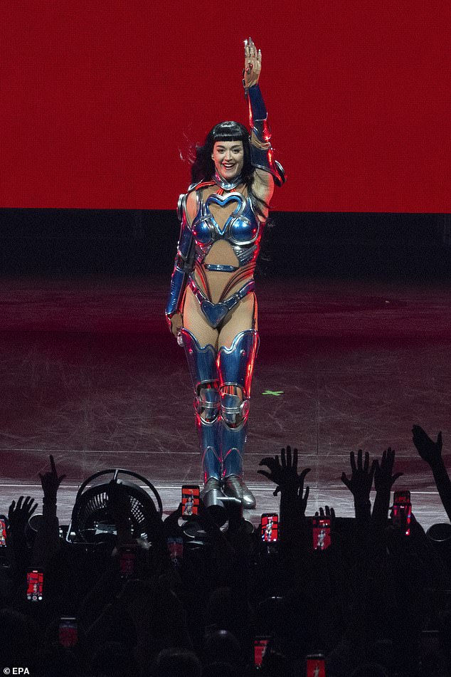 توجهت المغنية البالغة من العمر 41 عامًا إلى المدينة كجزء من جولتها العالمية Lifetimes Tour ولفتت الأنظار ببدلة قطط مستقبلية.