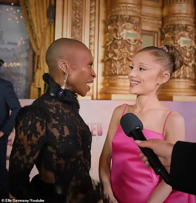 خلال العرض الأول لفيلم The Wicked: For Good في باريس يوم الجمعة، طُلب منهم وصف 