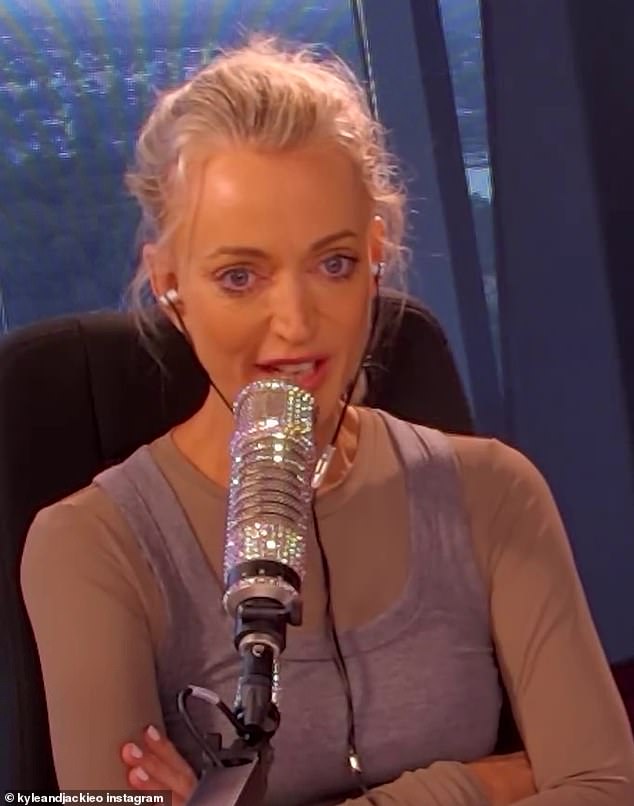 في يوم الاثنين، شارك كايل وجاكي أيضًا مقطعًا ارتداديًا لأغنية Laws التي تشير بمودة إلى جاكي باسم 