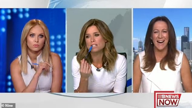 تصدرت شيرلوك عناوين الأخبار في جميع أنحاء العالم في عام 2017 بفضل خلافها الشهير مع زميلتها الصحفية جولي سنوك (يسار)