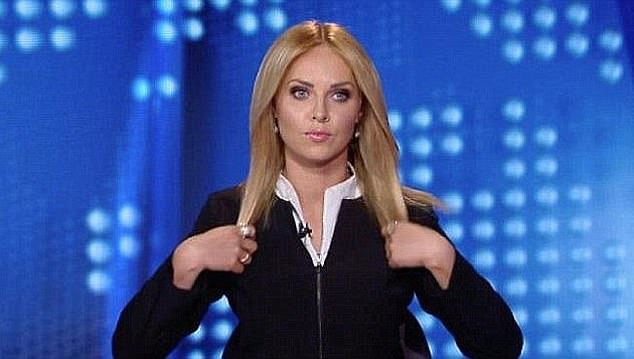 وأظهرت اللقطات المسربة أنها تطالب جولي بارتداء سترة حتى لا ترتدي المرأتان اللون الأبيض على الشاشة