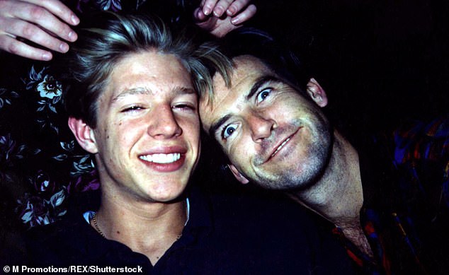 وكان الممثل البالغ من العمر 72 عاماً قد كشف سابقاً أنه قام بقطع علاقة كريس، البالغ من العمر الآن 52 عاماً، في عام 2005 بسبب رفضه التخلص من إدمانه للمخدرات (في الصورة معًا في عام 1998).