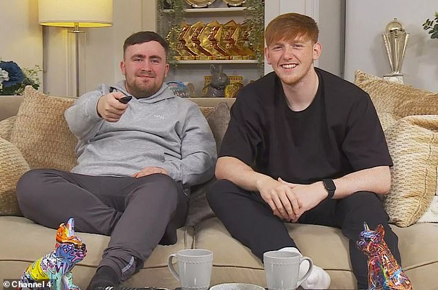 خلال الصيف، ظهر مورغان على برنامج Celebrity Gogglebox جنبًا إلى جنب مع لاعب السهام Luke Littler