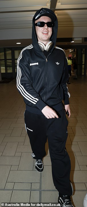 لقد وصل بعد وقت قصير من وصول مغني الراب آيتش، واسمه الحقيقي هاريسون أرمسترونج، والذي سينضم إليه في الغابة