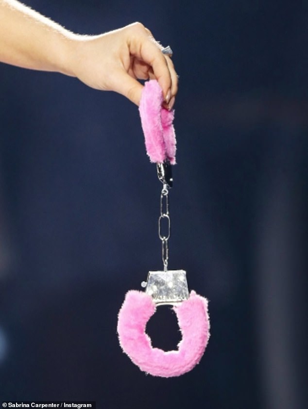 تم استهداف كيدمان بشكل هزلي من قبل كاربنتر كجزء من مسرحية هزلية روتينية - حيث قامت 