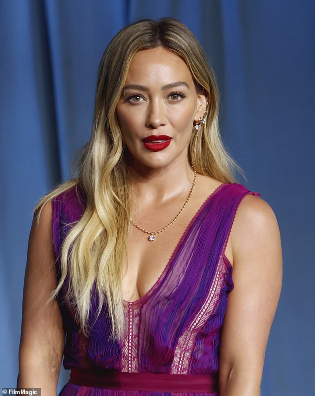 في حين تكهن بعض مؤثري التجميل على وسائل التواصل الاجتماعي بأنها ربما خضعت لعملية جراحية، لم تكن جراح التجميل المعتمد الدكتور يائيل حلاس مقتنعة بأن هيلاري قد لجأت إلى الجراحة التجميلية، على الرغم من أنها اعتقدت أن الحقن أكثر احتمالا؛ شوهد في 18 أكتوبر في لوس أنجلوس