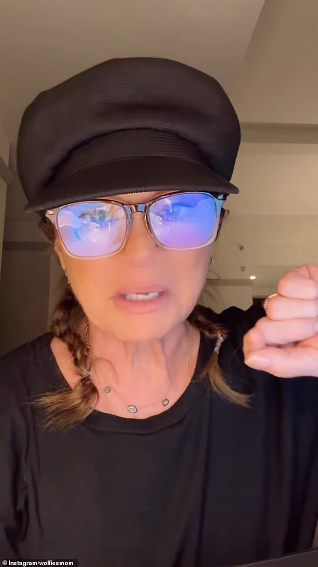 بعد إزالة شعرها المستعار الأشقر، أخبرت فاليري معجبيها أنها تخطط لتصفيف شعرها في ضفيرتين أثناء عودتها إلى الفندق الذي تقيم فيه بعد يوم من التصوير.